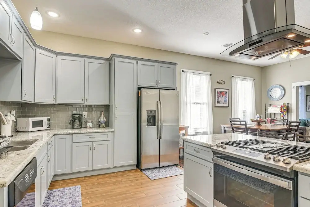 1/2 Mi to Seawall! Family Home w/ Furnished Patio
