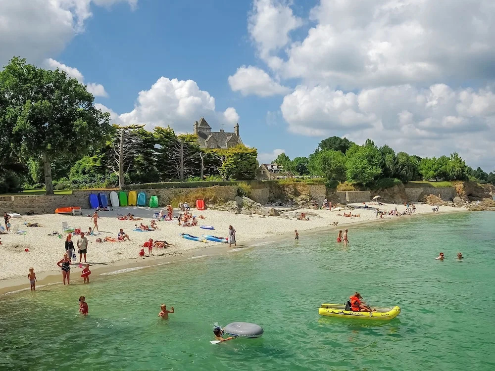 Spacious Villa in Concarneau with Swimming Pool