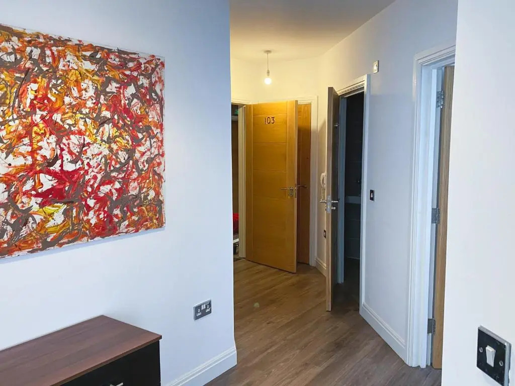 Zen Modern 2 Bedroom Apartment close to city centre ideal for a group of 4-6