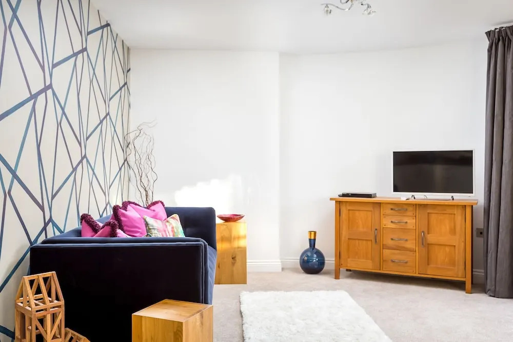 Elliot Oliver - Executive 2 Bedroom Garden Apartment