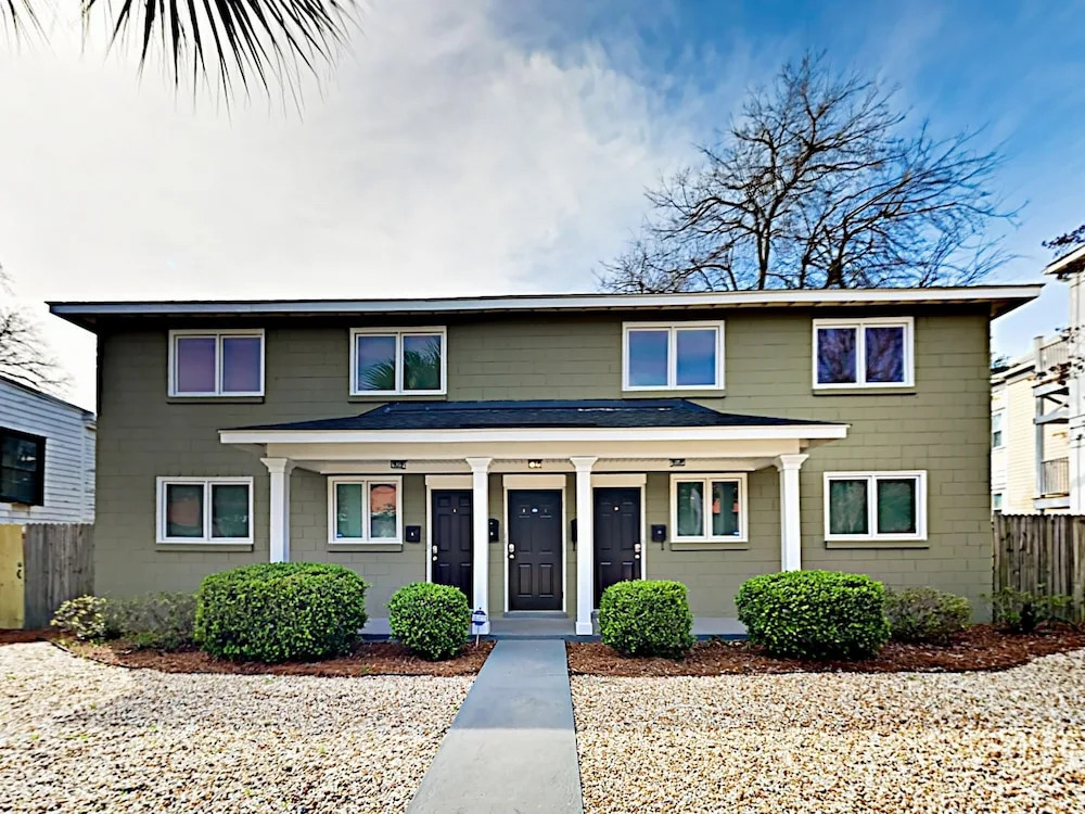 New Listing! 2 Amazing Units, Walk To Forsyth Park 4 Bedroom Duplex