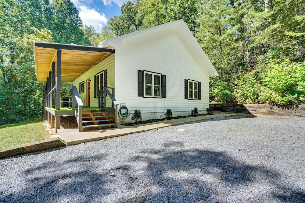 Sevierville Family Home w/ Hot Tub!
