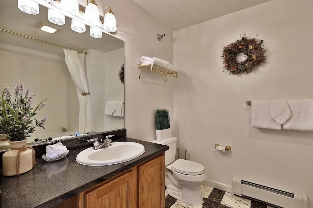 The Birch Ridge: Family Room #6 - Queen/bunkbed Suite In Killington, Vermont 1 Bedroom Hotel Room