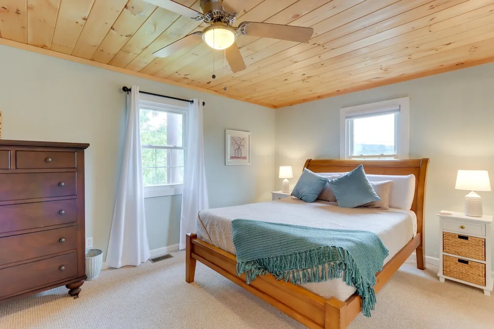 The Sunrise Cottage w/ Hot Tub, 3 Mi to Downtown