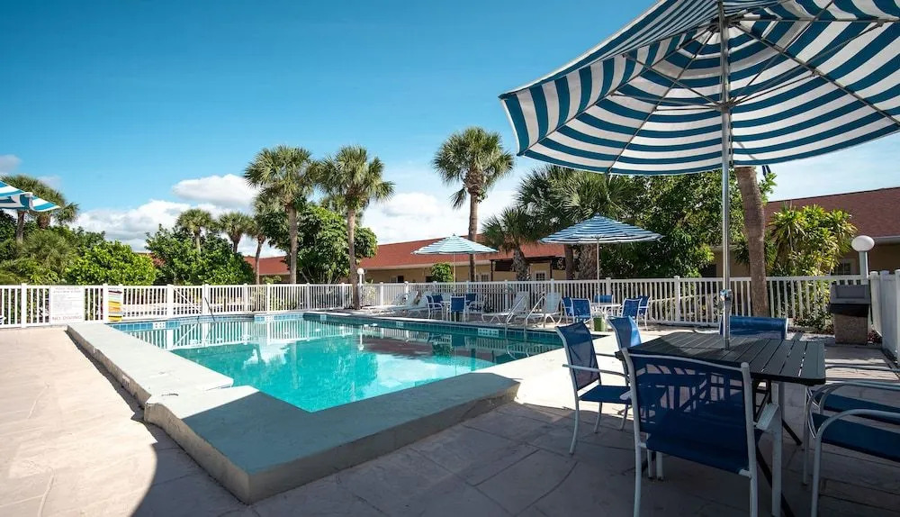 Island Sun Inn & Suites - Historic Venice & Beach Getaway