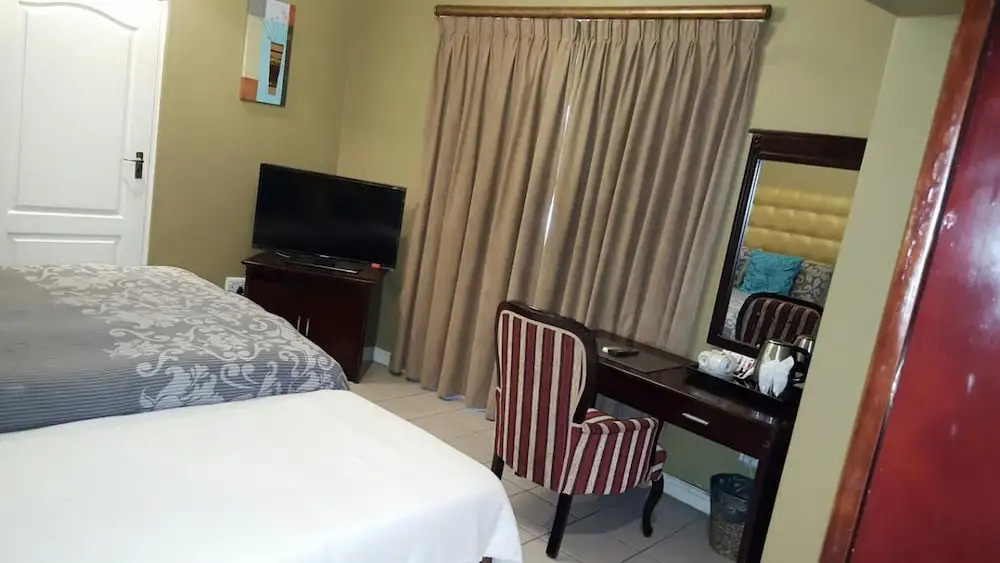 Savoy Lodge - Nice Budget Triple Room 2