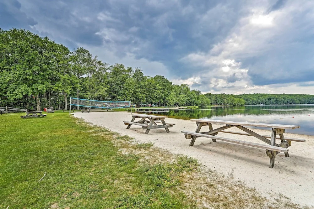 < 2 Mi to Big Bass Lake: Modern Mtn Chalet!