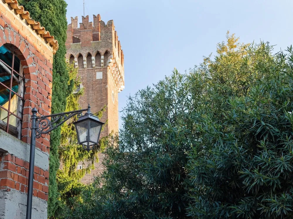 Elegant Holiday Home in Lazise with Swimming Pool near Lake