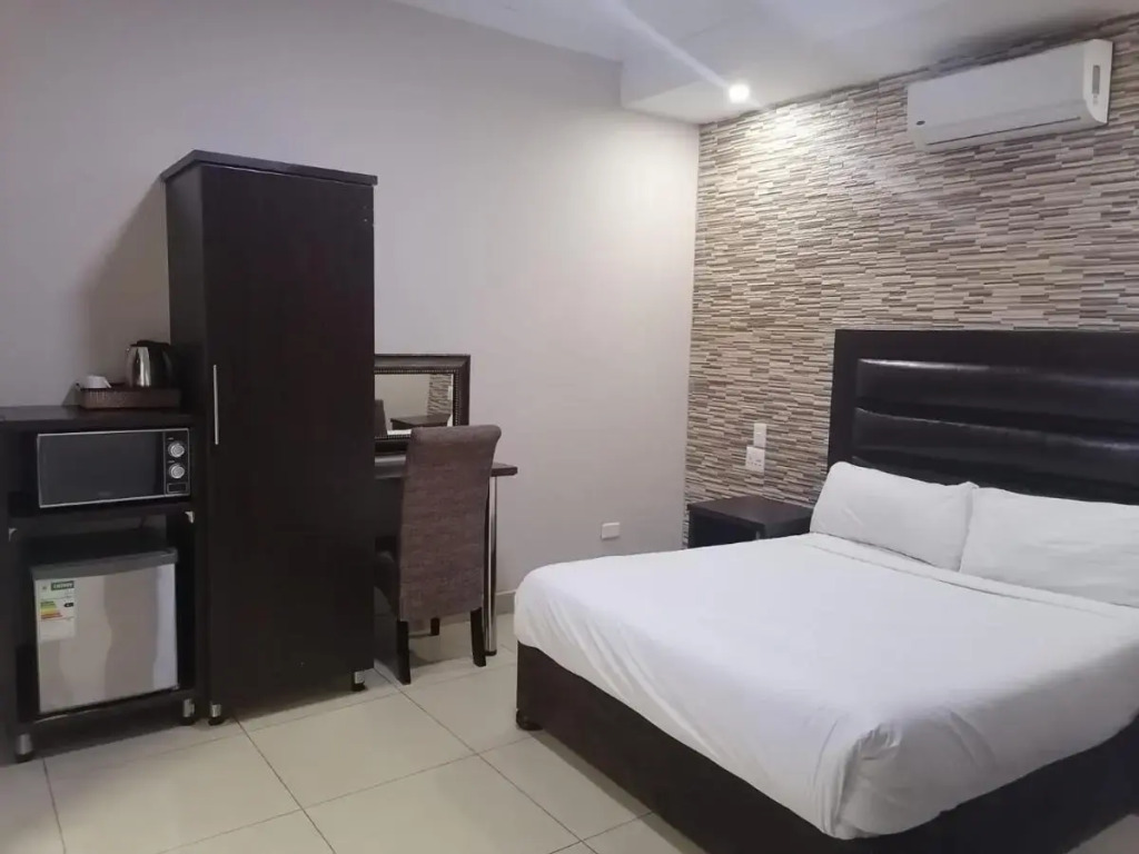 Bayside Hotel & Self Catering 110 West Street