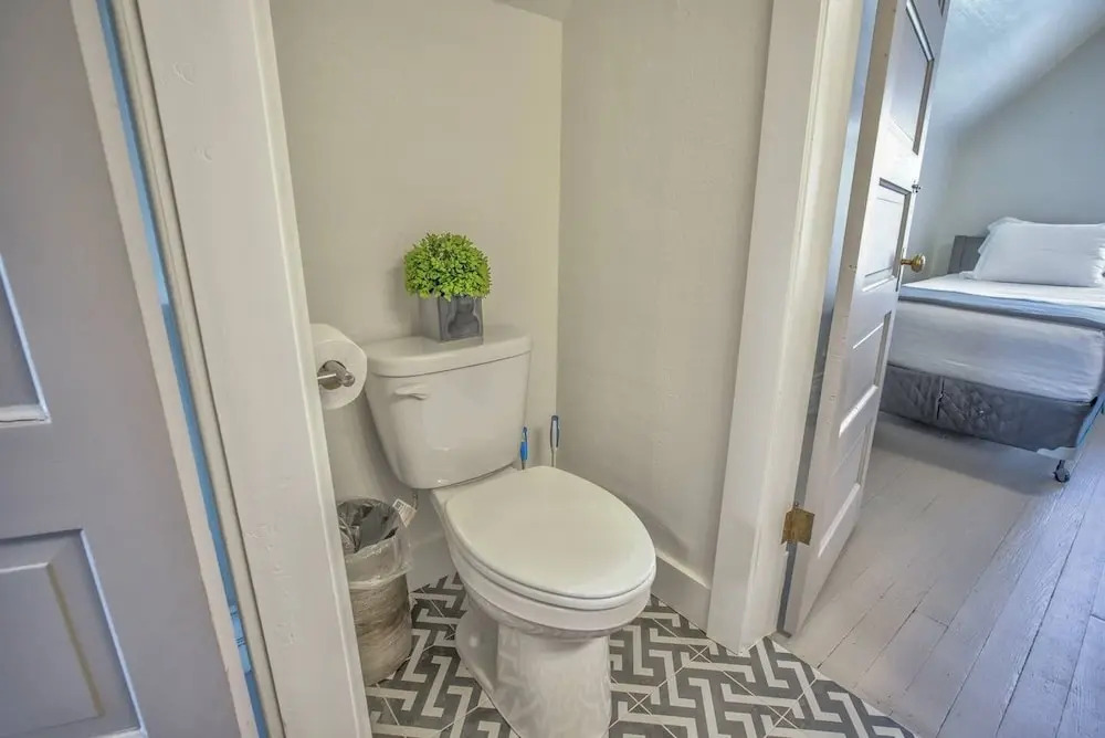 3BD Downtown Modern Victorian W/hot Tub, Park & Lake!