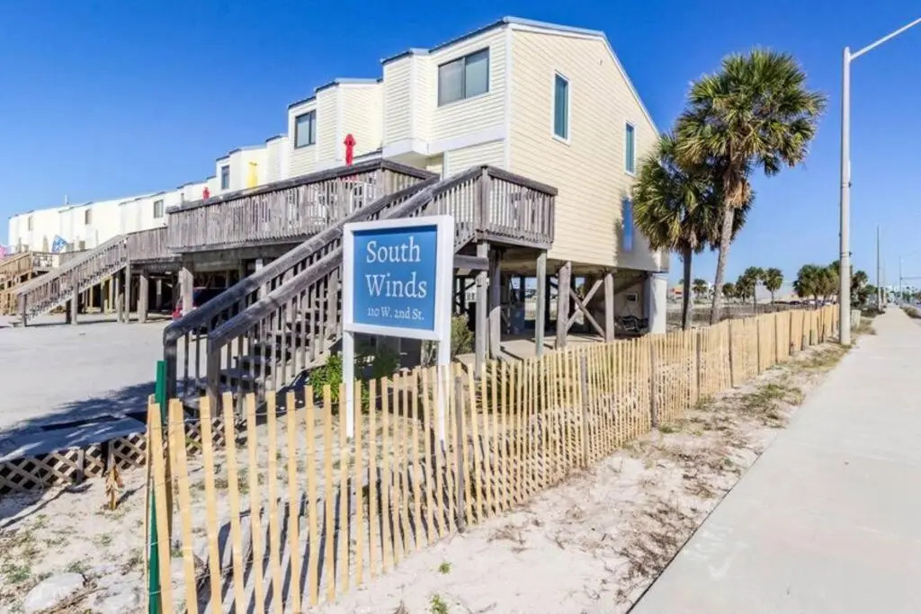 South Winds unit 2-Gorgeous Newly Updated Condo in the Heart of Gulf Shores!!