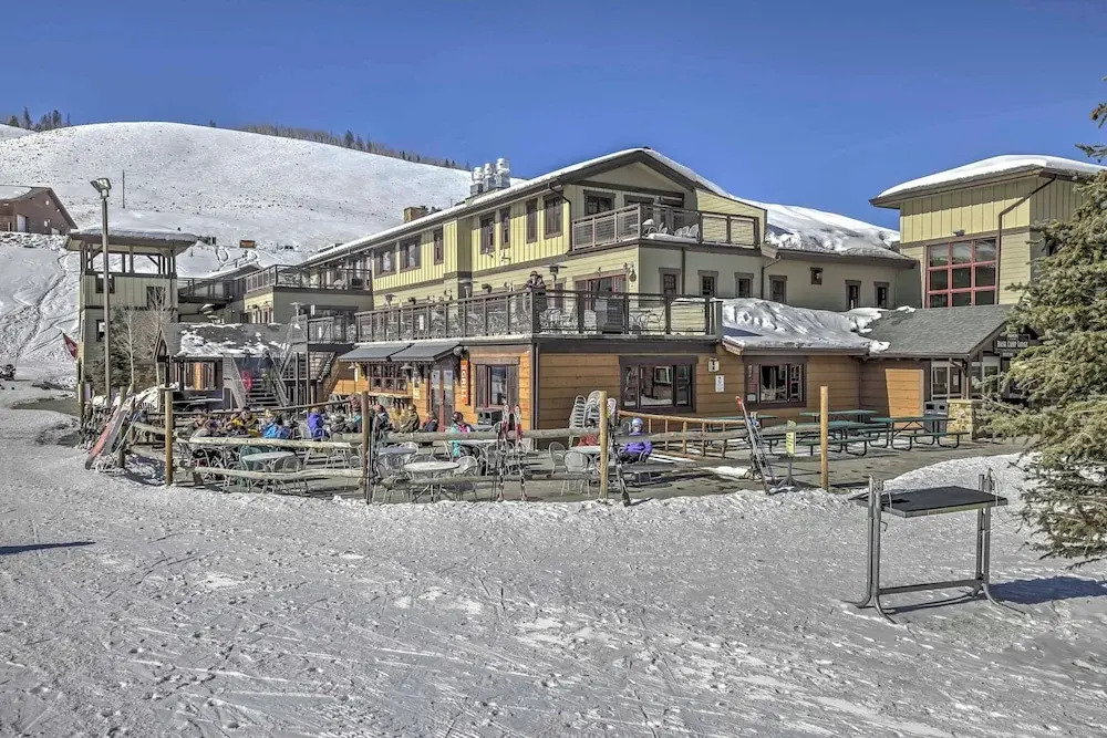 Ski-in/ski-out Granby Townhouse w/ Private Hot Tub