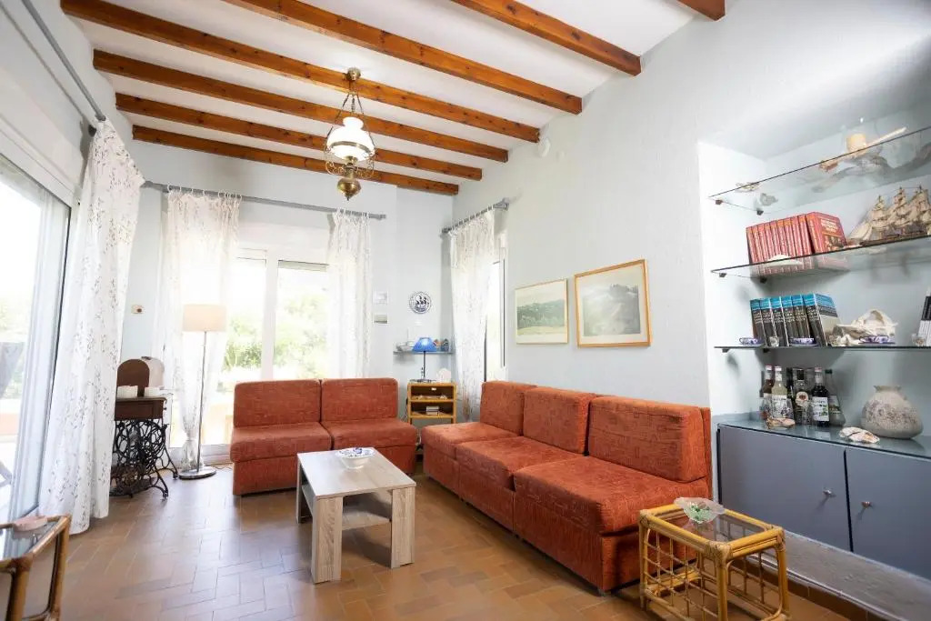 Villa Aurora – Beachfront, 2mins to Mamalouka and Blue Carpet