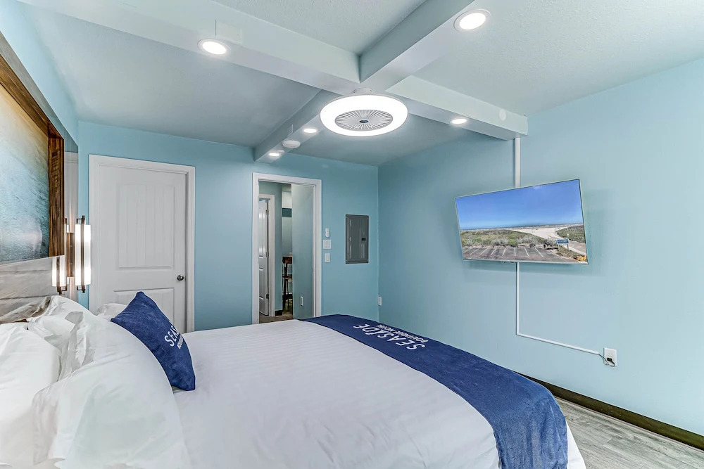 Seaside Boutique Hotel, Waves At Your Doorstep