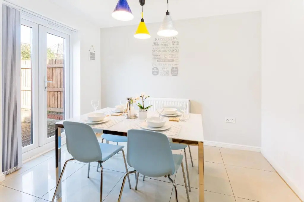 Spacious Contractor House for Large Groups - Private Parking by Liverpool Short Stay