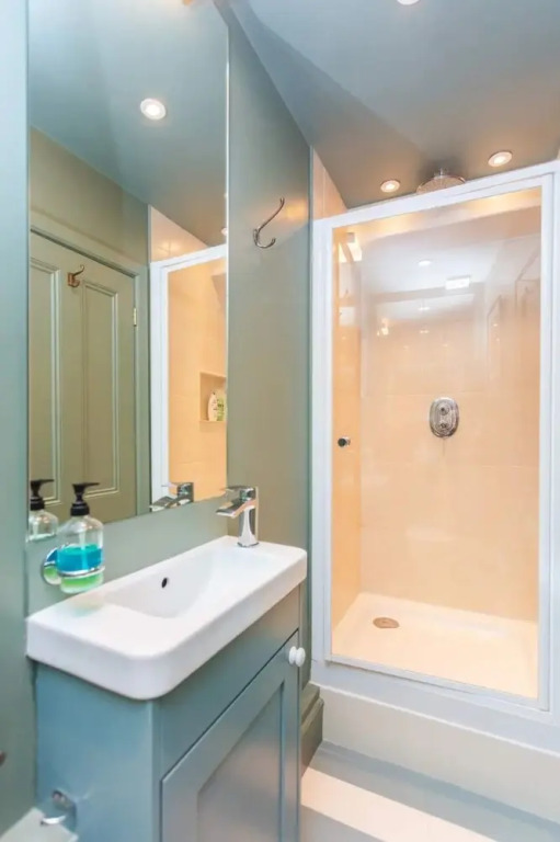 Chic 1 Bedroom Apartment in Zone 1 With Views Gherkin