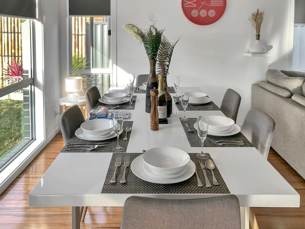 Sleek Stylish Modern Close to Airport