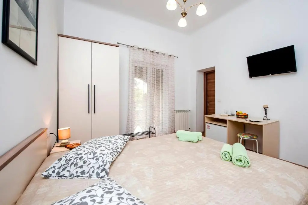 Apartments & Rooms Chiara