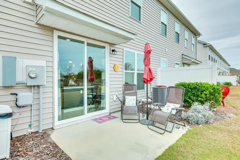 Sweet Dreamin Townhome ~ 7 Mi to Beach!