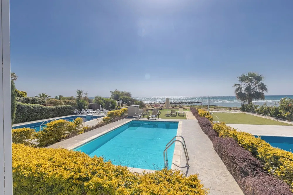 Villa Suri, Luxury Seafront Villa