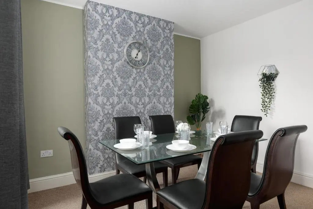 Spacious & Unique Family and Contractor House & Parking & A1 Road by ComfyWorkers