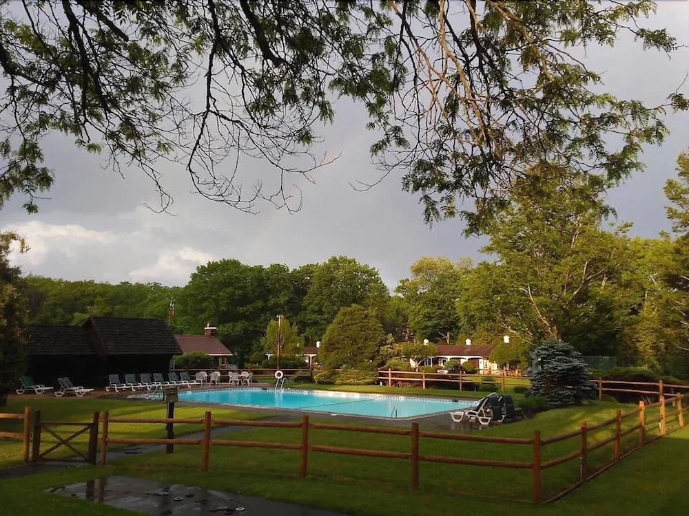 Crescent Lodge & Country Inn