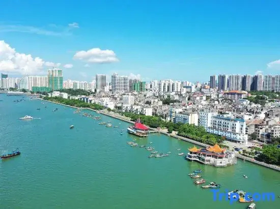Beihai Yihai Qingcheng Seaview Hotel (Old Street Underwater World Shop)