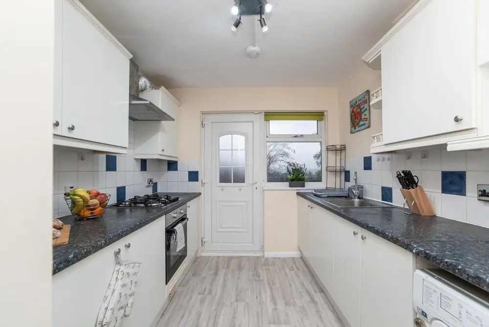 Modern 4 Bedroom House - Free Parking Netflix by WHA for Contractors Relocation Business Travel