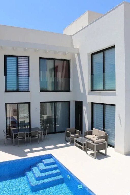 Villa con piscina Activa28