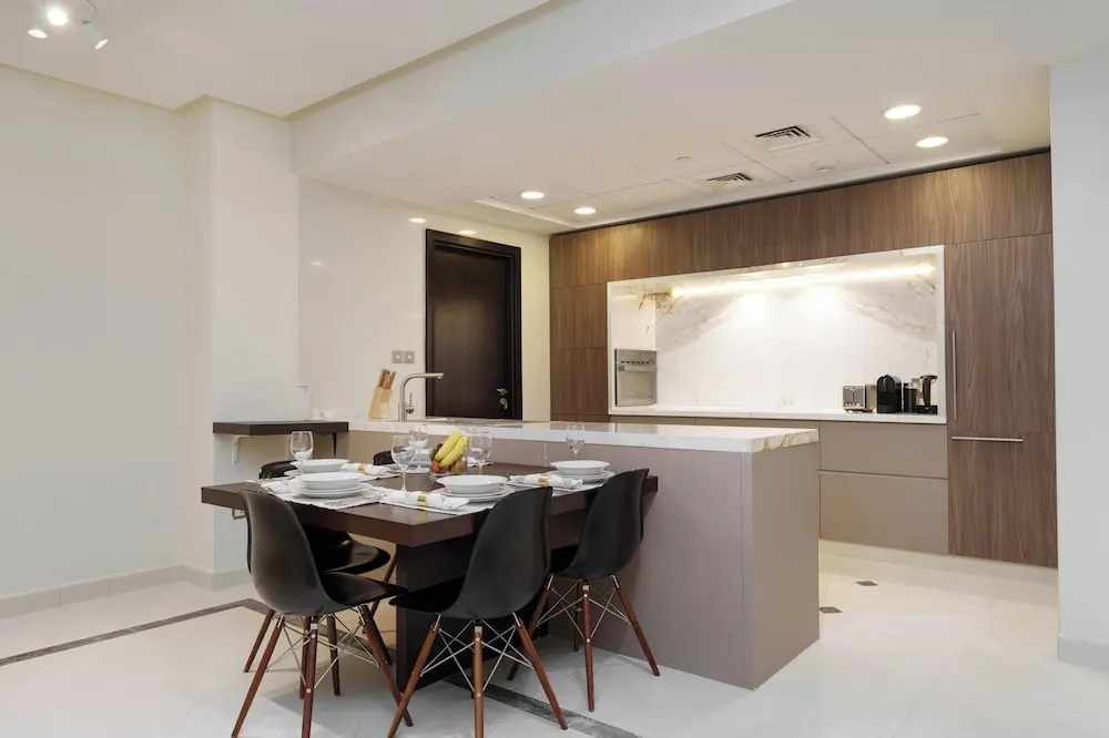 Maison Privee - Urban Apt in Dubai Marina w/ Partial Sea Views