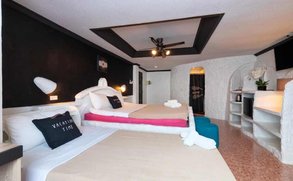 Big Boys Bed & Burger - Patong Beach