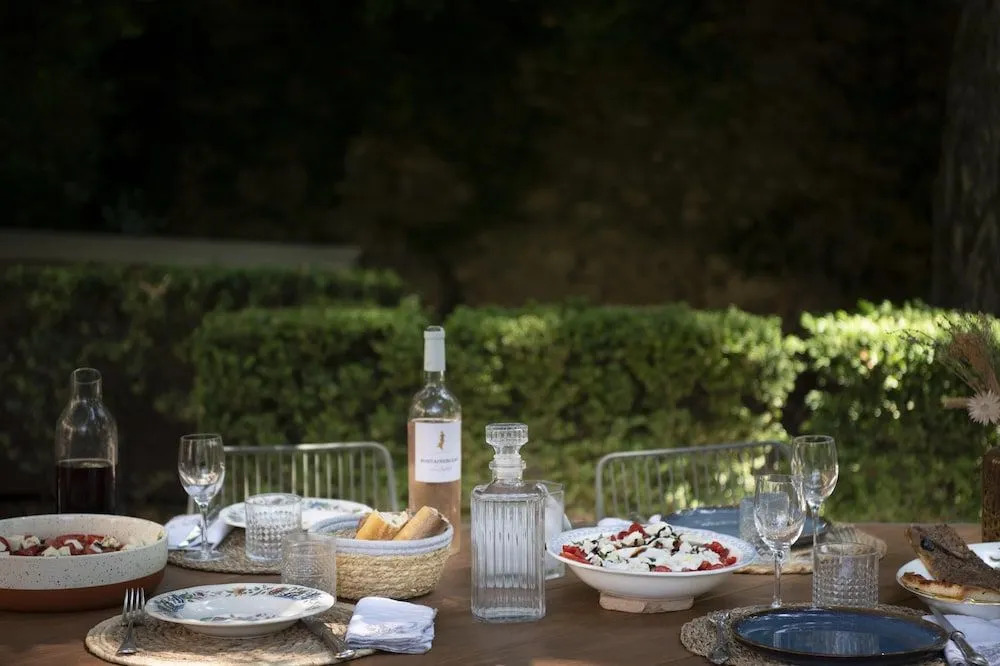 Maison Sumiane - Maison d hotes et locations avec piscine