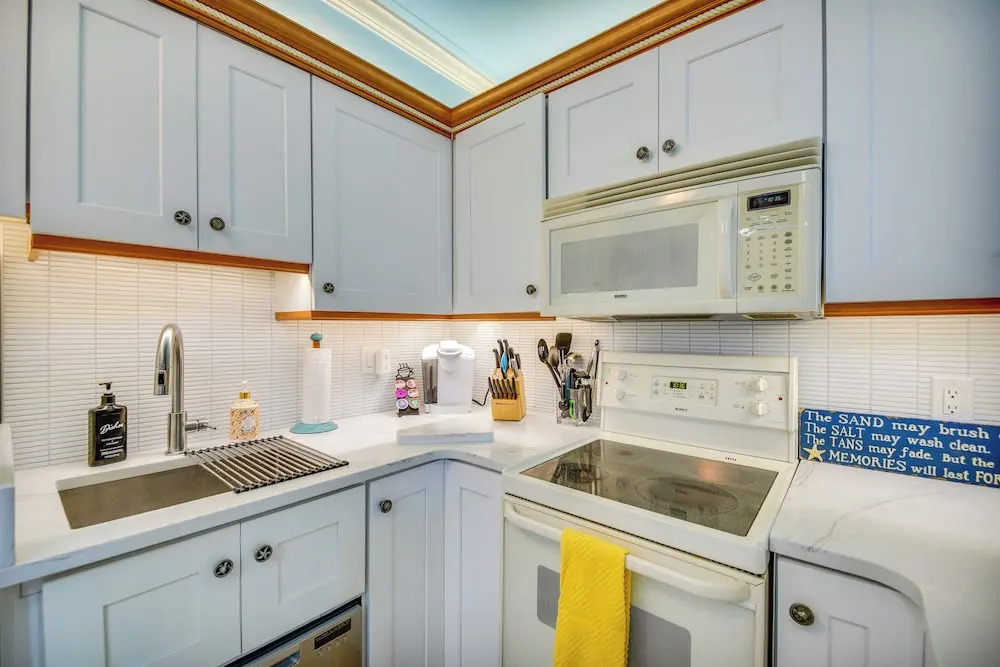 Colorful Virginia Beach Studio - Steps to Beach!