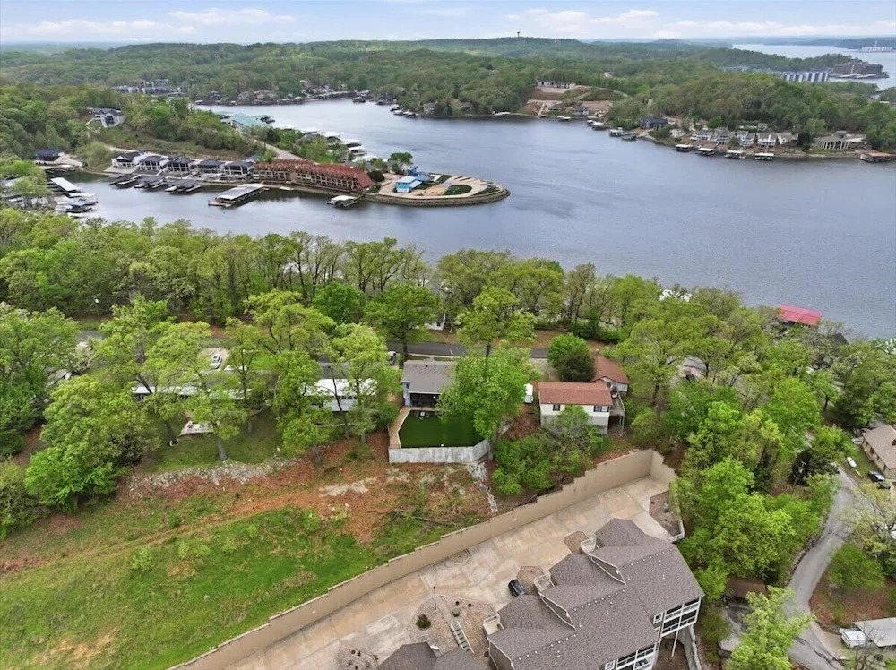 Perfect Lake Escape Near Bagnell Dam Strip