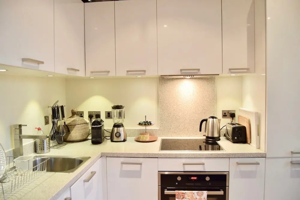 Bright 1 Bedroom Apartment With River Views