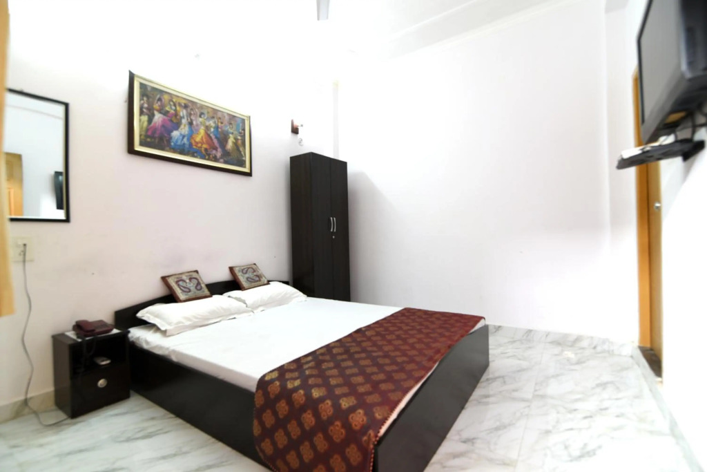 DS Residency-Near Varanasi Jn Railway station N Temples-Parking-Free Wi-Fi