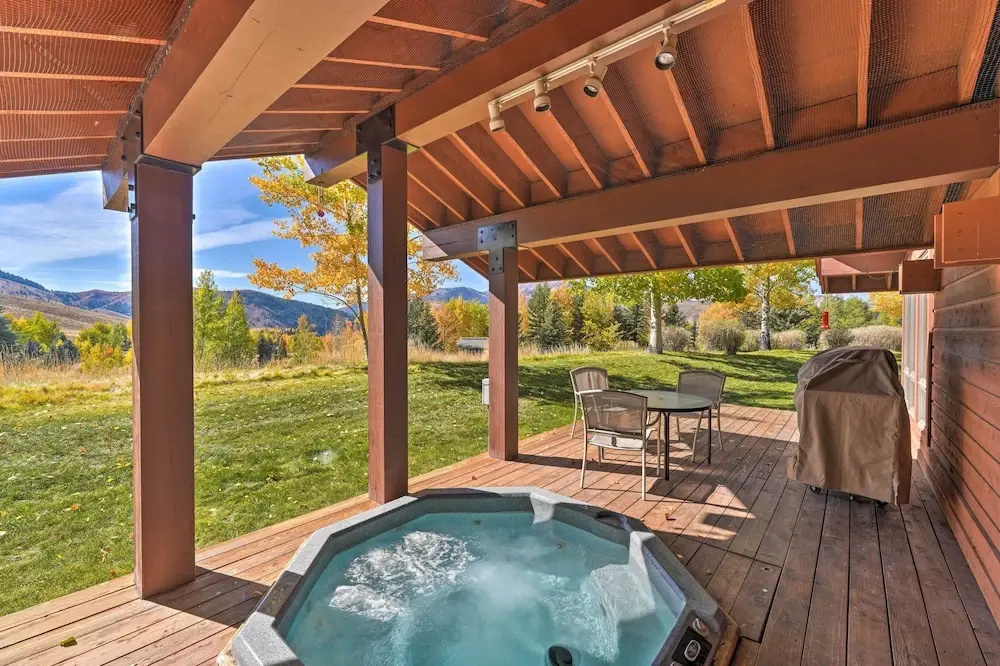Unique Mountain Escape w/ 2 Decks < 2 Mi to Skiing
