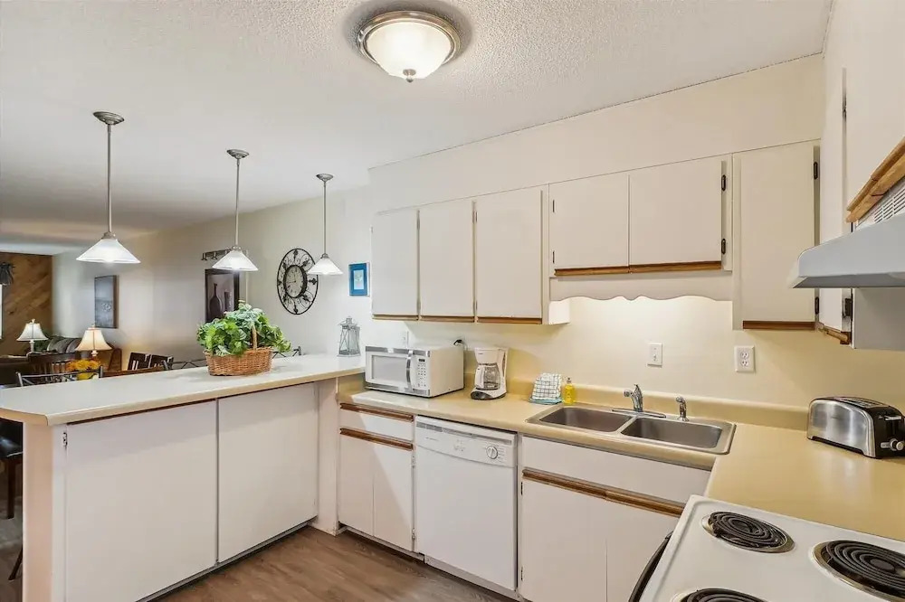 Venus 219 - 2nd Floor 1 BR on Okaloosa Island with easy beach access by RedAwning