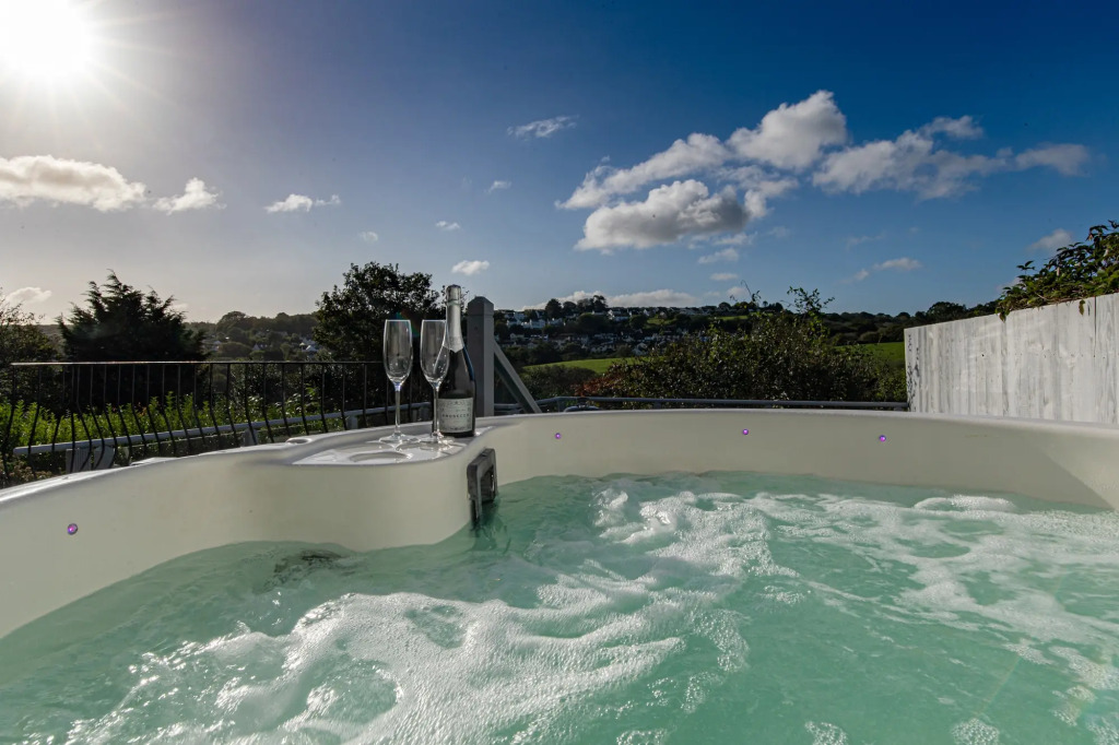 Cartref - Beautiful Cottage, Hot Tub, Countryside Views