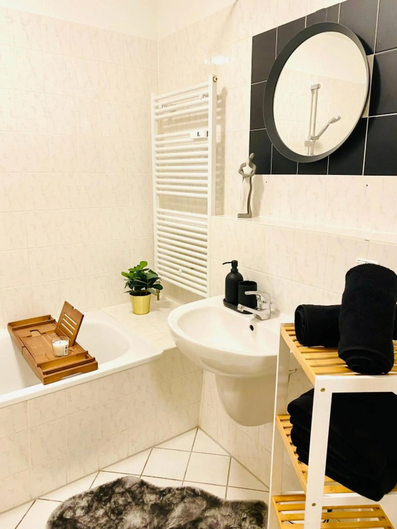 Saniertes Studio mit Balkon, WLAN, Netflix & Küche in City-Nähe