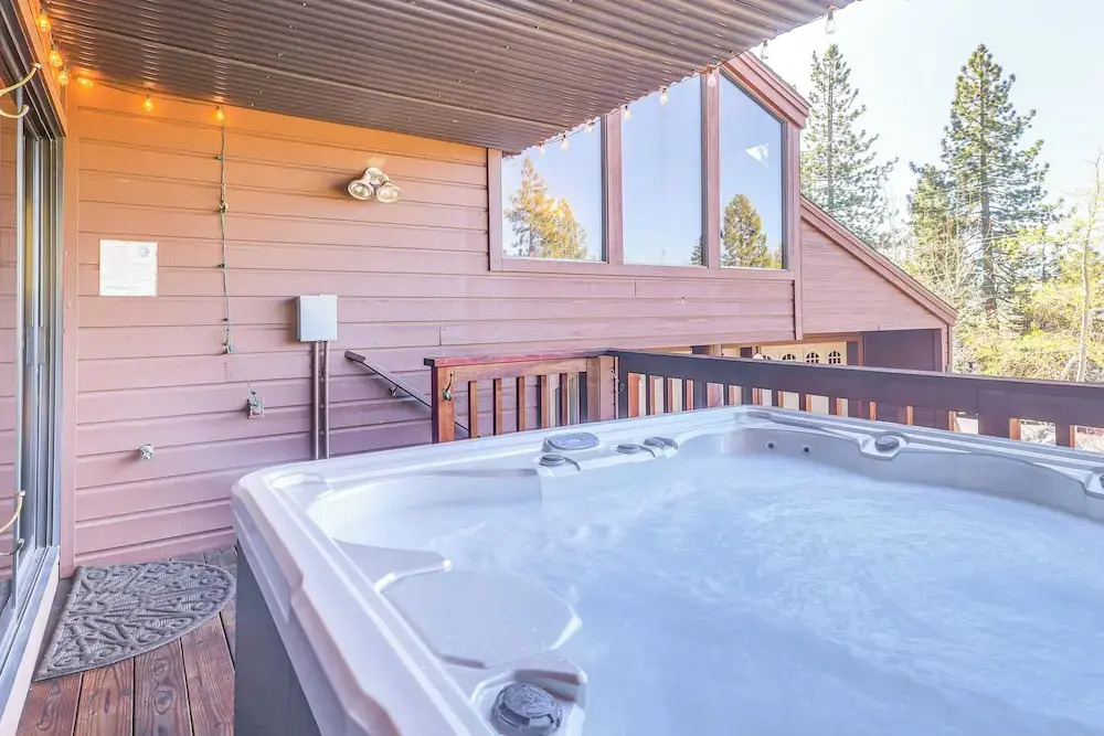 1 Mi to Lake Tahoe: Home w/ Hot Tub & Decks