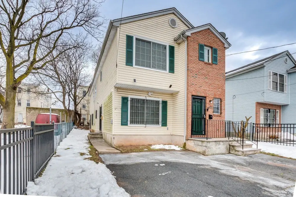 Cozy Newark Getaway 15 Mi to Manhattan