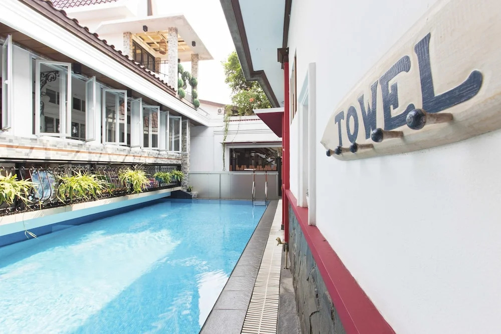 RedDoorz Near TB Simatupang