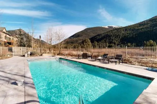 Red Hawk Lodge 2200