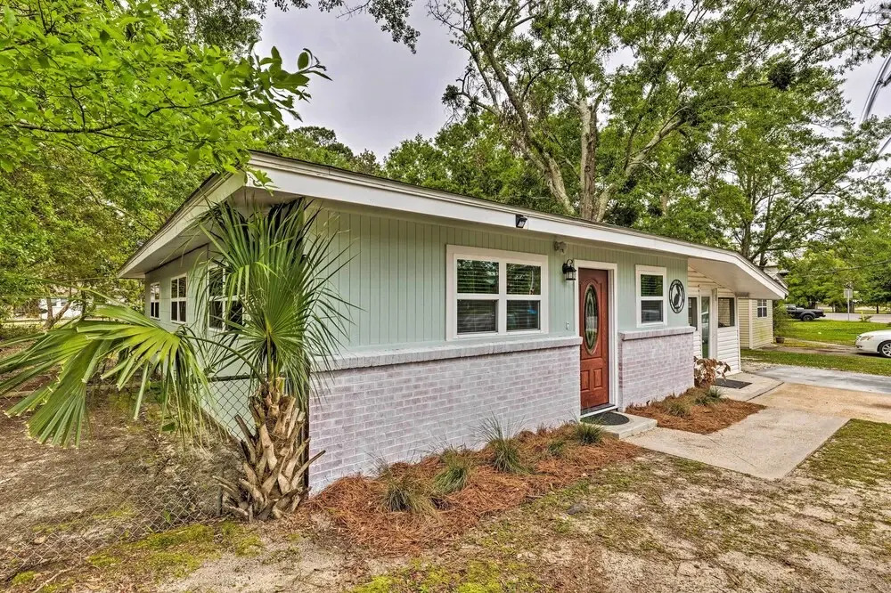 Ocean Springs Getaway - Walk to Beach & Downtown!
