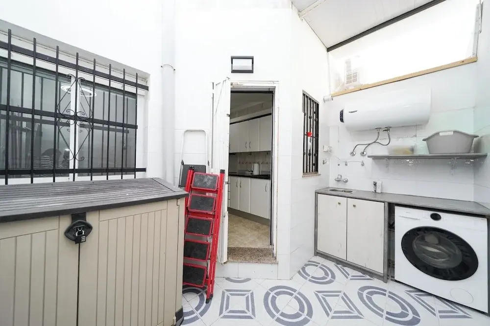 4-Bed Villa Sleeps 8 Pets Ok & 10 min to Beach