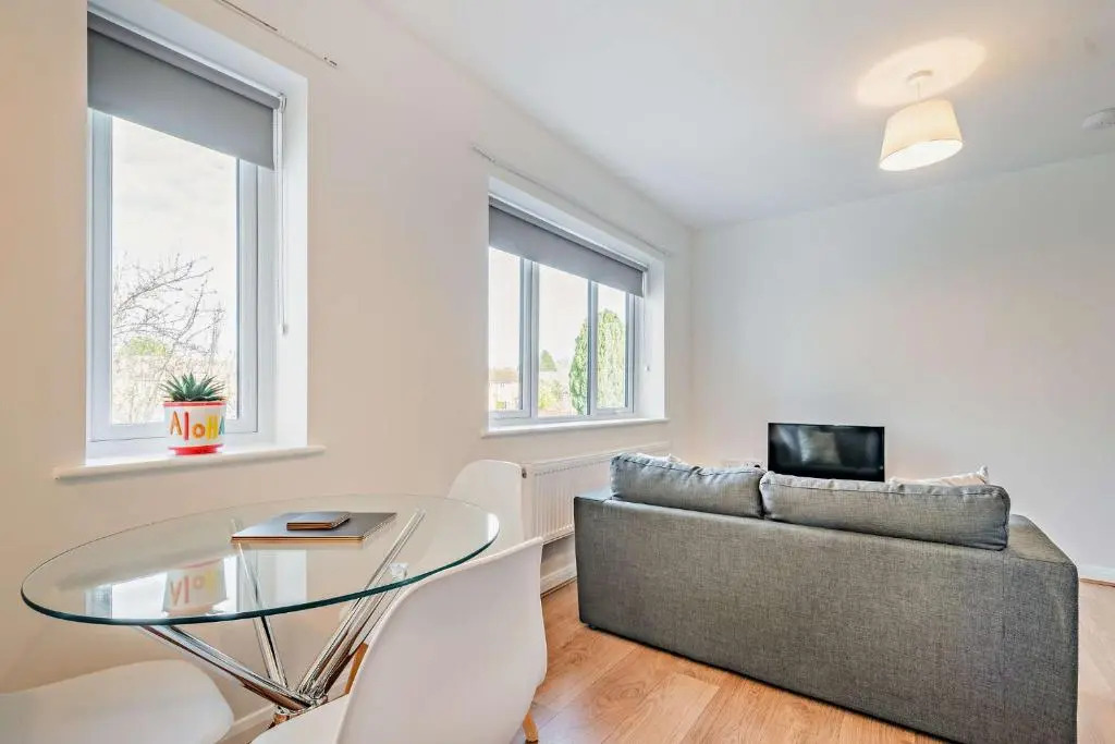 Modern, City living Apartments- Private parking
