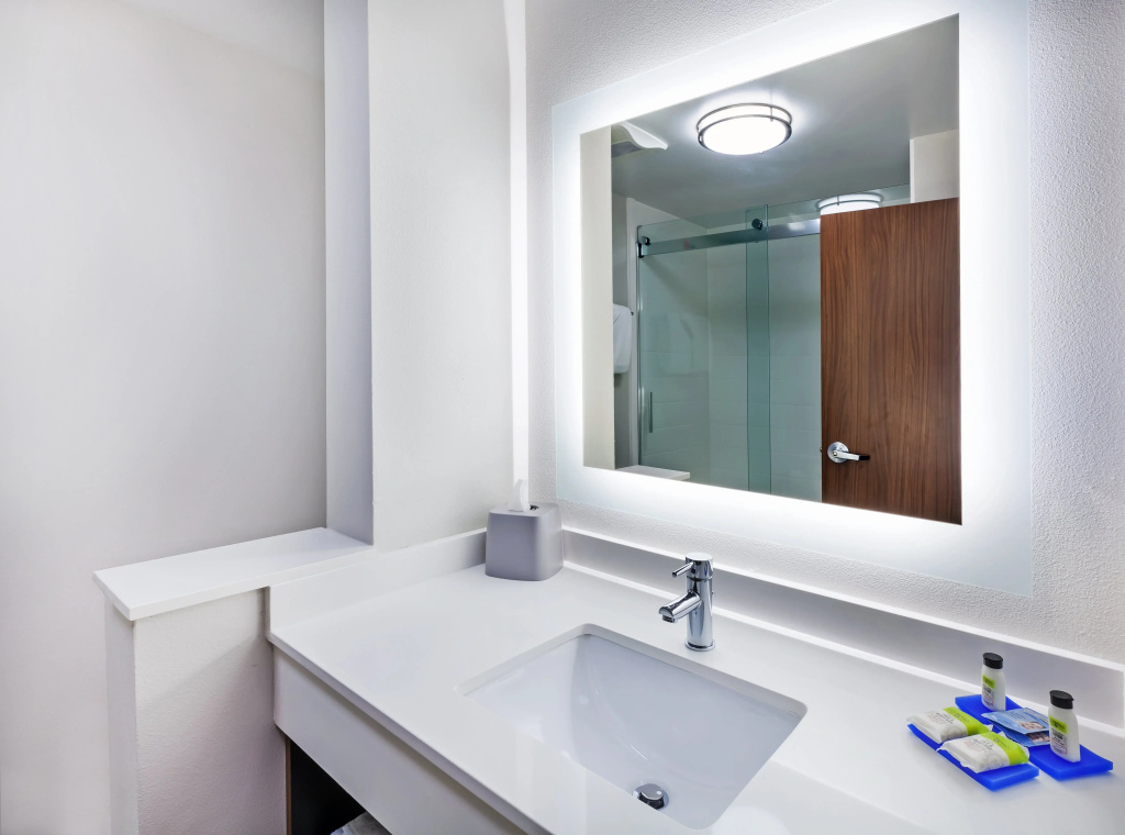 Holiday Inn Express & Suites Tulsa South - Woodland Hills by IHG