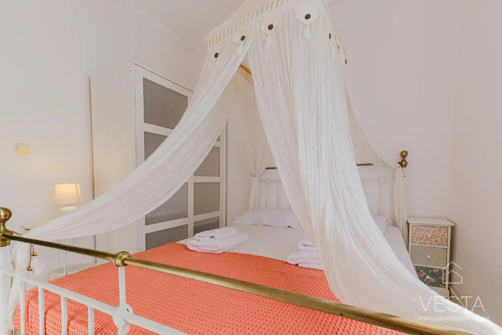 Waterlily 3-bedroom Maisonette, 75m to sandy beach