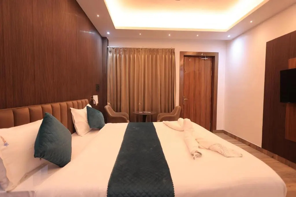 The Hoften Snowia Luxury Stay, Mukteshwar - Near Bhalugarh Waterfall